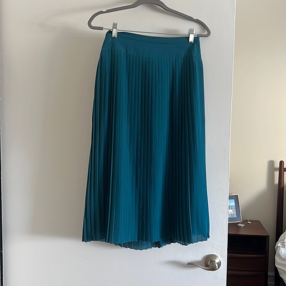 Great condition JCREW teal pleated midi skirt- size 6